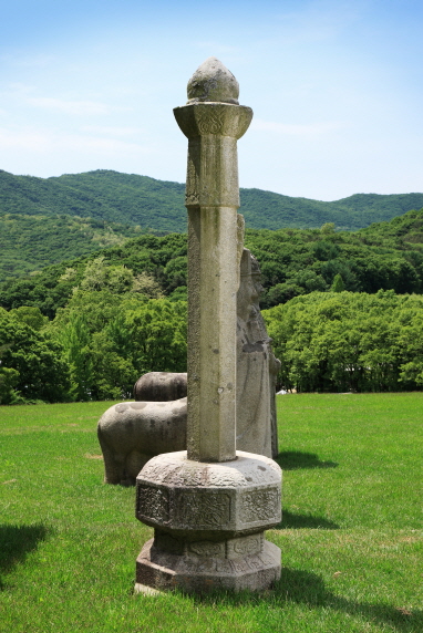 제23대 순조 인릉의 망주석